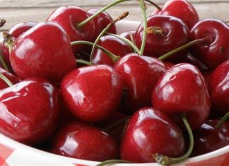 Δέσμευσαν πάνω από 1 τόνο κεράσια και βερίκοκα από τον Πειραιά