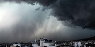 Ξαφνικό μπουρίνι στην Αττική – “Άνοιξαν” οι ουρανοί – “Χείμαρροι” οι δρόμοι στην Αθήνα