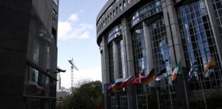 Λίστα με δασμούς ετοιμάζουν οι Βρυξέλλες ως αντίμετρα στις ΗΠΑ