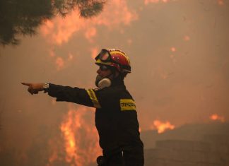 Πυρκαγιά στο Άνω Καστρίτσι στην Πάτρα, πνέουν ισχυροί άνεμοι
