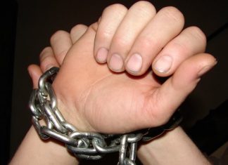 Άγιος Κωνσταντίνος: Εξέλιξη -σοκ με τον 16χρονο που βρέθηκε αλυσοδεμένος σε κολόνα