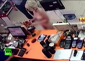 Ρώσος δικαστής παραιτήθηκε για ένα βίντεο που τον δείχνει να ψωνίζει με μια γυμνή ξανθιά