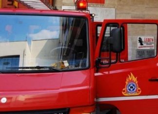 Πυρκαγιά σε εγκαταλελειμμένο κτίριο, στο κέντρο της Αθήνας, στην οδό Πραξιτέλους