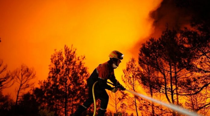 Νοτιοδυτική Ισπανία: Μάχη με την πύρινη λαίλαπα δίνουν οι πυροσβέστες