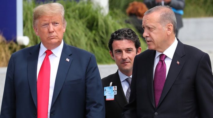 Τουρκία: Υποχωρεί η λίρα ενόψει αμερικανικών κυρώσεων -Νέο μήνυμα Τραμπ