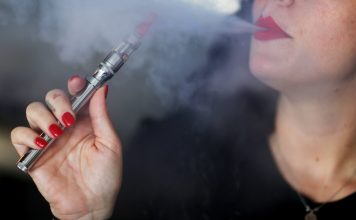 Το άτμισμα συνδέεται με αυξημένο κίνδυνο Covid-19 σε εφήβους και νέους ενηλίκους