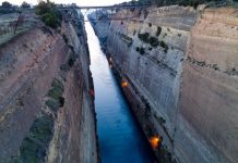 Άνδρας έπεσε από τη γέφυρα στον Ισθμό της Κορίνθου μπροστά στα μάτια τουριστών
