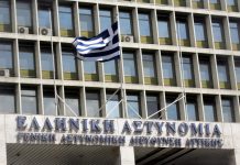 Το είδαμε και αυτό… μπήκε… λουκέτο στη Γενική Αστυνομική Διεύθυνση Αττικής λόγω Ρουβίκωνα!