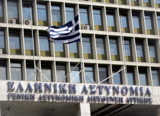 Το είδαμε και αυτό… μπήκε… λουκέτο στη Γενική Αστυνομική Διεύθυνση Αττικής λόγω Ρουβίκωνα!