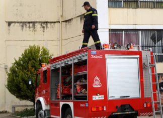 Φωτιά σε διαμέρισμα στο κέντρο της Αθήνας – Εκκενώθηκε η πολυκατοικία στην Πιπίνου