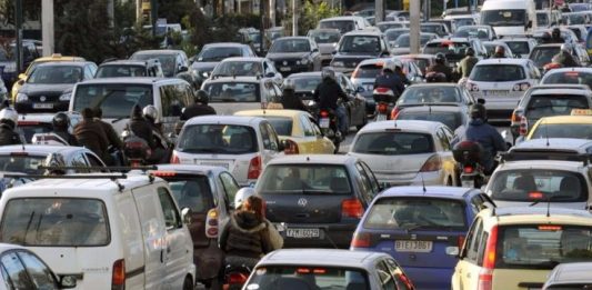 Καραμπόλα στην Αττική οδό λόγω ατυχήματος – οπλιστείτε με υπομονή