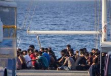 Ιστιοφόρο με μετανάστες και πρόσφυγες εντοπίστηκε αγκυροβολημένο στη Μάνη