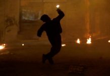 Μολότοφ και δακρυγόνα στην πορεία για τον Φύσσα στην Θεσσαλονίκη