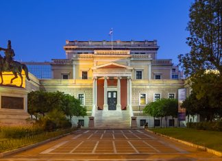 Βανδάλισαν έκθεμα και στην Παλιά Βουλή οι 2 Βουλγάρες -Η ανακοίνωση της αστυνομίας