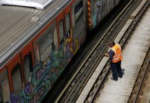 Νεκρός ο άνδρας που έπεσε στις ράγες του ηλεκτρικού στον Άγιο Νικόλαο