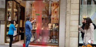 Χαλάνδρι: 50 νεαροί πέταξαν τρικάκια και μπογιές σε κοσμηματοπωλείο