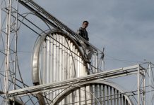 Άνδρας ανέβηκε σε κατασκευή στην Ομόνοια και απείλησε να πέσει (Εικόνες)