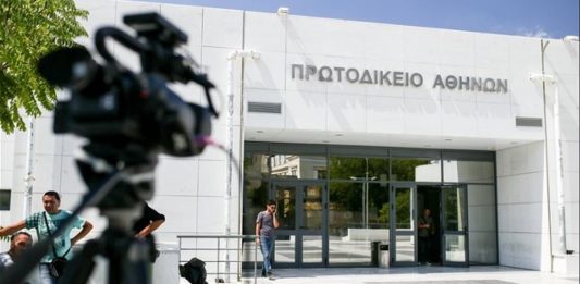 Αντεξουσιαστές επιτέθηκαν σε αστυνομικούς στο Πρωτοδικείο Αθηνών – Τρεις τραυματίες