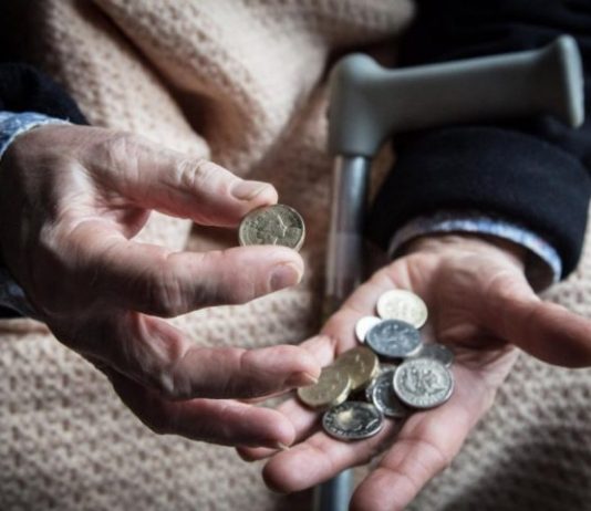 Συνταξιούχοι: Ανοίγει η “στρόφιγγα” για επιστροφές από τις περικοπές δώρων