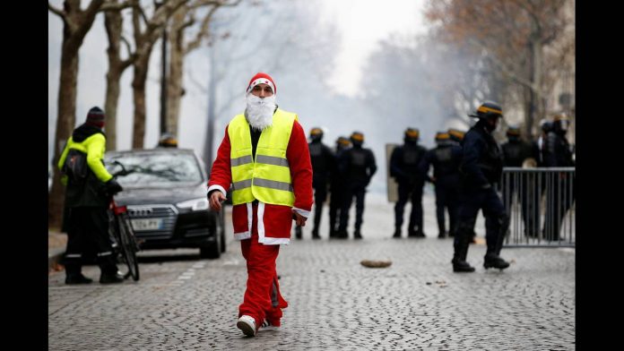 2018-12-01T085348Z_1136216255_RC13D99D48A0_RTRMADP_3_FRANCE-PROTESTS