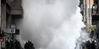 Μαρτυρία διαδηλωτή: Με χτυπούσαν 50 άτομα με σίδερα και μαχαίρια