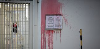 Ρουβίκωνας: Στον εισαγγελέα δυο συλληφθέντες για την επίθεση στην πρεσβεία των ΗΠΑ
