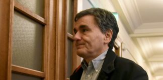 Τσακαλώτος: Είμαι μεγάλος για δελφίνος του Τσίπρα