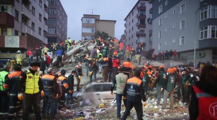 Τουλάχιστον 2 νεκροί από την κατάρρευση πολυκατοικίας στην Κωνσταντινούπολη