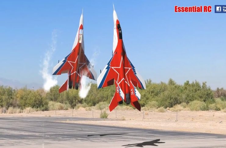 Απίστευτη “χορογραφία” δυο ρωσικών αεροσκαφών επίδειξης MiG-29