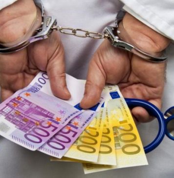 Συνελήφθη χειρουργός κατηγορούμενος για «φακελάκι» από καρκινοπαθή