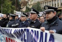 Στο δρόμο οι αστυνομικοί: Συγκέντρωση ενστόλων έξω από το υπουργείο Προστασίας του Πολίτη