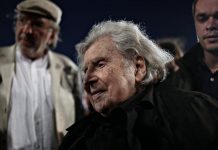 Δύσκολες στιγμές για τον Μίκη Θεοδωράκη: Νοσηλεύεται στο Ιατρικό Κέντρο Αθηνών