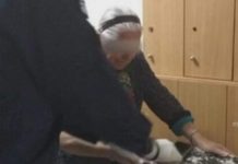 Αδιανόητο: Συνελήφθη 90χρονη επειδή πουλούσε παντόφλες σε λαϊκή αγορά