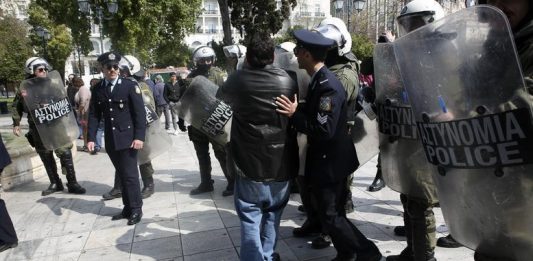 Προληπτικές προσαγωγές διαδηλωτών στο Σύνταγμα, πριν από την παρέλαση