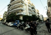 Νέος Κόσμος: Συγκλονίζει ο πατέρας που αναφέρει «Την είδα να πετάει το παιδί μας στο κενό»
