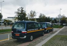 Θεσσαλονίκη: Oι συνοδοί της Θεανώ Φωτίου πάρκαραν πάνω σε οδηγό τυφλών