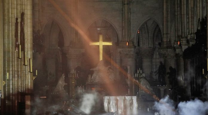 Παγκόσμια θλίψη για την καταστροφή της Παναγίας των Παρισίων