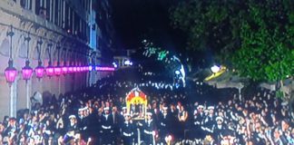Κέρκυρα: «Βούλιαξε» το νησί για την περιφορά του Επιτάφιου (Εικόνες)
