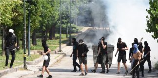 “Κλεφτοπόλεμος” με μολότοφ στο Πολυτεχνείο