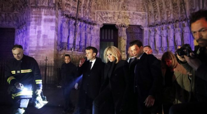 Εμ. Μακρόν: «Θα ανοικοδομήσουμε τη Νοτρ Νταμ μαζί»