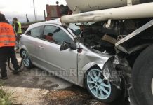 Συναγερμός στην Εθνική οδό: Αυτοκίνητο «καρφώθηκε» σε βυτιοφόρο (Εικόνες)