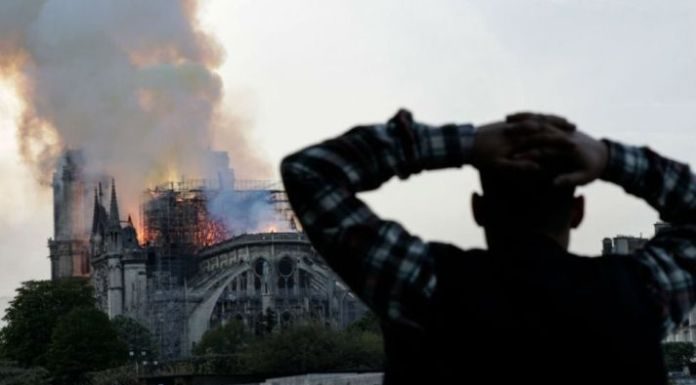 Παναγία των Παρισίων: Σοκ και θλίψη στους κατοίκους που παρακολουθούσαν την καταστροφή ενός μνημείου 1.000 ετών