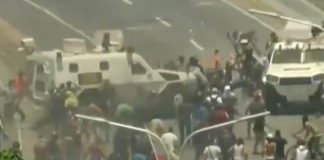 Βίντεο σοκ στη Βενεζουέλα: Τεθωρακισμένο της Εθνικής Φρουράς πέφτει στο πλήθος! (Εικόνες)