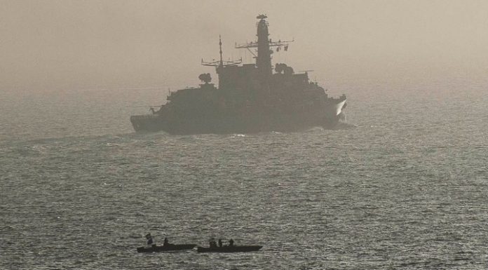Το Ιράν απειλεί να κλείσει το Στενό του Χορμούζ