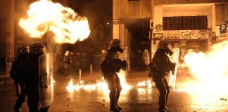 Μάχες κουκουλοφόρων με ΜΑΤ στα Εξάρχεια και πυροβολισμοί στην πλατεία