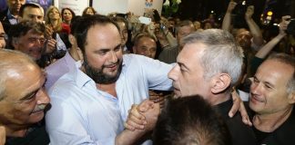 Πανηγυρίζουν στο εκλογικό κέντρο του Γιάννη Μώραλη
