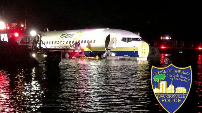 Jet-carrying-142-people-lands-in-water-near-NAS-Jacksonville20190504034445.jpg_21813016_ver1.0_1280_720