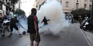 Επεισόδια στην πορεία για τον Κουφοντίνα – Κλειστό το κέντρο της Αθήνας