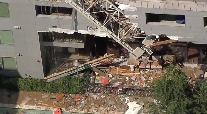 ΗΠΑ: Γερανός κατέρρευσε πάνω σε πολυκατοικία – 1 νεκρός, 6 τραυματίες (Εικόνες)