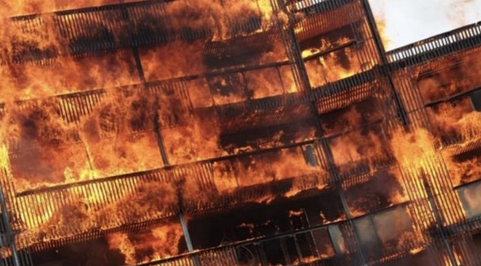 Στις φλόγες τυλίχθηκε πολυκατοικία στο ανατολικό Λονδίνο (Εικόνες)